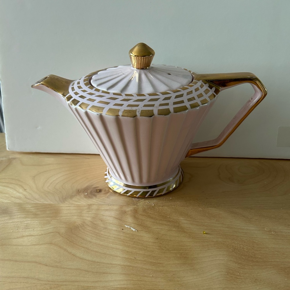 Vintage 1930 Sadler tea pot from England. Art Deco. No defects. Fun! Charming!